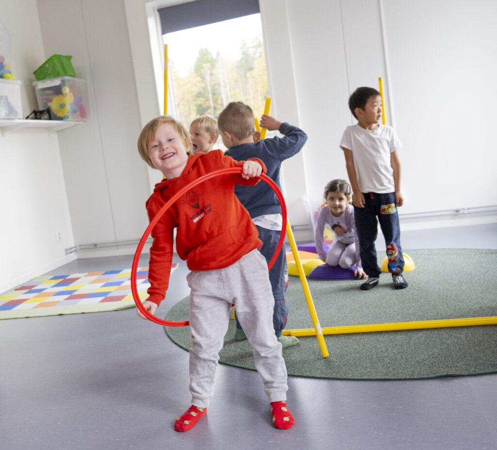 Barn som använder rockring