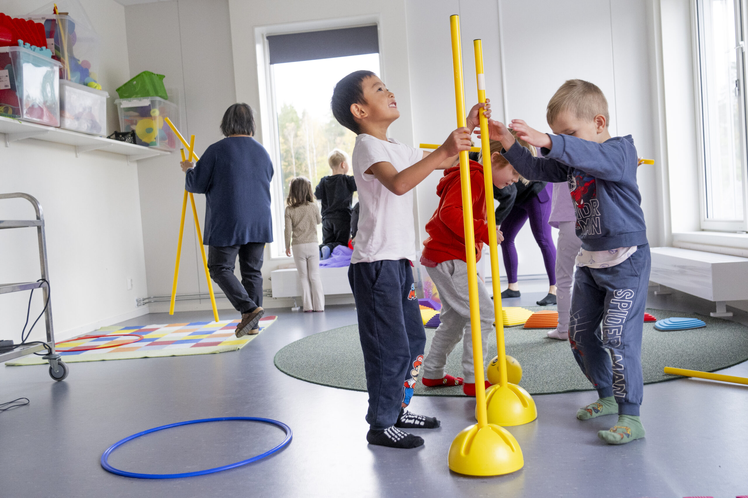 Barn i förskoleåldern som leker i med redskap i ett aktivitetsrum