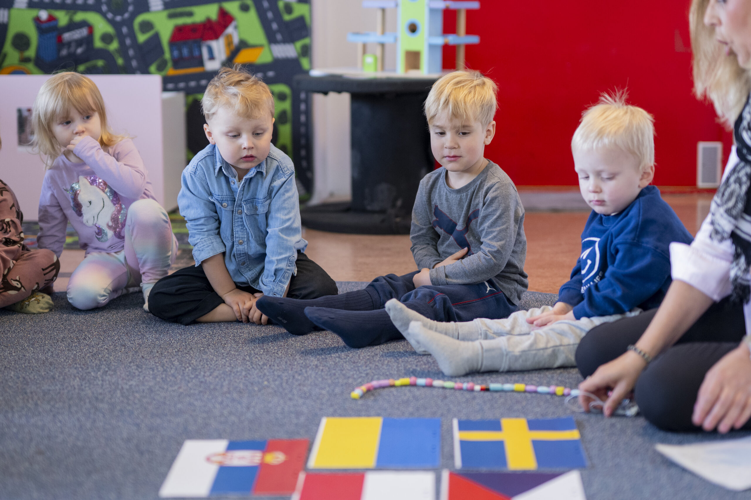 Barn i förskoleåldern som sitter på golvet
